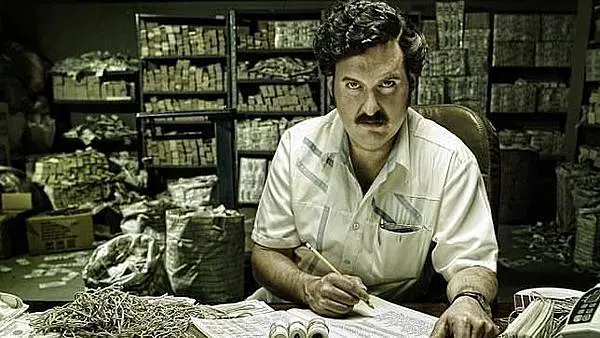 Pablo Escobar：笑得像個慈善家，其實是恐怖分子。