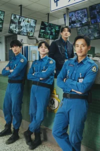 左起邱以太、張軒睿、陳澤耀以及施名帥（上排）在影集中飾演監所管理員。（愛奇藝國際版、壹壹影業提供）